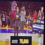 O torcedor do Lakers acertou o arremesso do meio da quadra, ganhou 75 MIL D&Oacute;LARES, fez o griddy e foi para o abra&ccedil;o com os jogadores!  QUE SEQU&Ecirc;NCIA!