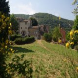 Blotti au pied du Puy de Tourrettes, Courmes domine les Gorges du Loup. Le village semble ne faire qu'un avec la nature environnante   #agglosophiaantipolis #courmes #naturephotography #amazingview #weare06 #photooftheday