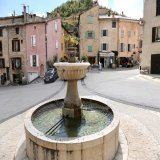 Au hasard de la promenade &agrave; Cipi&egrave;res, on trouve de magnifiques portes color&eacute;es encadr&eacute;es de linteaux de pierre du XVIe si&egrave;cle, un passage secret reliant deux rues, une terrasse joliment d&eacute;cor&eacute;e de jarr