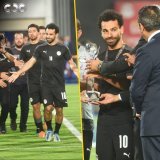 لحظة تكريم وزير الشباب والرياضة واتحاد الكرة المصري للنجم العالمي #محمد_صلاح قبل انطلاق مباراة #مصر_غينيا