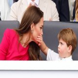الأمير لويس مع والدته كيت ميدلتون في حفل اليوبيل البلاتيني.