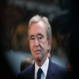 Бернар Арно возглавил список богатейших людей в мире.  Состояние французского предпринимателя в сфере моды и косметики Бернара Арно в Forbes оценили в 211 млрд долларов США:
