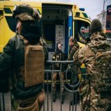 цьому фото рівно рік. тоді війна була настільки поряд, що ми передавали людей на Академмістечку. Наш мед тут ще не пофарбований, а я перелякана і впевнена, що Київ от-от окупує русня, а я ще ось кілька днів і загину. тоді все було надто хуйово, щоб б
