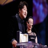 繼宋康昊率先奪影帝後，韓片《分手的決心》導演朴贊郁拿下「最佳導演」，朴贊郁曾以2003年《原罪犯》奪評審團大獎、憑2009年《蝙蝠：血色情慾》拿到評審團獎，這次再以《分》片勇奪最佳導演，影迷直呼他就差一座最佳影片「金棕櫚」。