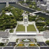 午後0時10分ごろ　平和記念公園の原爆慰霊碑前で、G7首脳に向けて広島市の松井市長が原爆ドームについて説明。「奇跡的に衝撃を耐えた」などと話したとみられます。その後、G7首脳は記念の植樹をしました。  #サミット #G7広島サミット #G7HiroshimaSummit