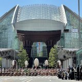 【百万石まつり～百万石行列・出発式～】 百万石まつりのメインイベントである「百万石行列」が始まりました！現在、金沢駅東広場前で、「出発式」が行われています。 加賀とびによるまとい総ふり、百万石音頭、勇壮な太鼓演奏など、華やかなオープニングセレモニーを経て、行列が金沢駅を出発します！