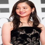 女優だったら黄金世代ぐらいの年代だからな  佐々木希、戸田恵梨香、黒木メイサ、榮倉奈々、吉高由里子.........  34歳に見えないけど 歳とったら追いつくかもしれないよ