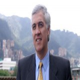 Lamento la muerte repentina del ex alcalde Samuel Moreno.  A su familia y amigos mis condolencias y respeto en este momento tan doloroso y dif&iacute;cil. Muy especialmente a su esposa e hijos y a su se&ntilde;ora madre.