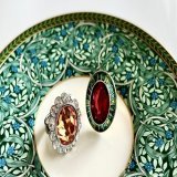 ジブリパーク、湯婆婆の指輪。 価格は各1,320円。  種類はA・Bと書かれてて、現時点ではこの2種類みたいです。  今後、C・Dも発売されて4種類になったら嬉しい&hellip;