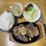 晩御飯は、クー様チェックはありませんが、食事を始めると同じテーブルの椅子によく座ります （クー様先に、自分のご飯は食べてます（笑））  肉500g、ごはん丼で1.6合分。 朝の弁当と晩御飯で破産するわ  #猫がいる幸せ  #猫のいる暮らし #猫好きさんと繋がりたい