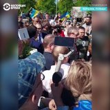 Посла России в Польше Сергея Андреева облили красной краской под выкрики "Фашисты!" Он собирался возложить цветы на кладбище советских солдат в Варшаве
