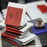 В Госдуме хотят приравнять электронные повестки к традиционным и запретить уклонистам выезжать за границу, брать кредиты и управлять транспортом