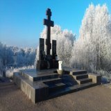 Мемориал &laquo;Поклонный крест с лампадой&raquo; установлен на левом берегу Невы, где во время Великой Отечественной войны 1941-1945 гг. произошёл прорыв блокады Ленинграда