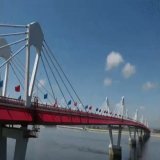 Запущено грузовое движение по мосту Благовещенск &ndash; Хэйхэ.  Это первая автомобильная переправа, которая связала Россию и Китай.  Церемонию открытия провели сразу на двух берегах Амура.  Общая протяжённость маршрута &ndash; примерно 20 километров