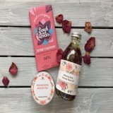 Our Pamper Sets make perfect #ecogifts for #mothersday  With luxurious natural skincare &amp; indulgent organic chocolate, they&rsquo;re all #plasticfree &amp; #vegan  Choose your fave combo at our eco beauty store  #EarlyBiz #giftsformum #veganchoco