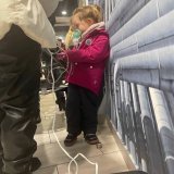 Киев. Родители привезли на заправку маленькую девочку, чтобы подключить ингалятор.   Очередная блестящая победа Путина. За это российские военные получают медали и ордена.