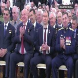 Владимир Путин поддержал Героя России во время церемонии награждения.