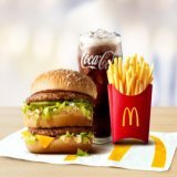 【7/19より】マクドナルド、東名阪の一部店舗でまた値上げへ  184店舗で「都心型価格」適用 店舗運営コストの上昇が背景にあるという。また、同日より宅配サービス「マックデリバリー」についても価格を改定するとし、アイテムごとの値上げ料金を公式サイトに提示。 マジか、また値上げ！