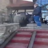 В Петербурге мужчина избил музыканта, потому что тот отказался играть военные песни на сцене. Его приняли (вы, наверное, поняли) за американца. Это  произошло у ресторана &laquo;Карл и Фридрих&raquo;.