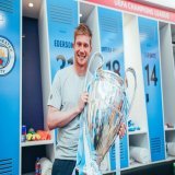 Kevin de Bruyne  5 EPLs 2 FA cups 5 League Cups 1 UCL 1 DFB Pokal World third place with Belgium 4 times top Assist provider in EPL 2 time POTY winner  Steven Gerrard - 0 EPLs 1 UCL  Kevin de Bruyne is the greatest midfielder of all time.