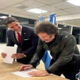 | Javier Milei como Donald Trump y Nayib Bukele, firm&oacute; la Carta de Compromiso para Erradicar la Trata Sexual Infantil y el Tr&aacute;fico de &Oacute;rganos de Ni&ntilde;os y J&oacute;venes del movimiento Sound of Freedom de Eduardo Verastegui.
