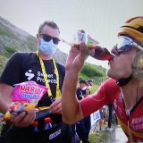 Er det bare jeg som synes det er litt over snittet g&oslash;y at fyren med vingummi-ansvar i @UnoXteam-leiren, er ikledd t-skjorte med &laquo;sweet protection&raquo;? #2tdf #tourmanager #LeTour #esnsykkel #2sykkel #TDF2023