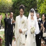 \u263e*･&deg;｡･* 　本日12/8は 　　ジョン・レノンの命日 　　　　　　　　　　　｡ :ﾟ･* \u263d 　　　　　 本作で小山内夫婦が結婚し 瑠璃と三角が出会ったのは 1980年12月8日のことでした。  42年前の&rdquo;今日&rdquo;を 劇場で感じてみてください  #月の満ち欠け #大泉洋 #有村架純 #目黒蓮 (#SnowMan) #柴咲コウ