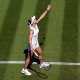 Kicking off her campaign! @ElinaSvitolina defeats Bondar 6-3, 6-1 to book her spot into the next round. #Wimbledon