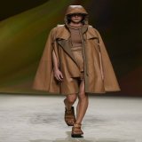 【2023春夏パリコレレポ】「エルメス」のショー会場に飾られたのは、大きな砂丘。ここ数シーズン継続している、アウトドアやスポーティな要素を「エルメス」流のエレガンスに落とし込んだスタイルが今季も際立った。