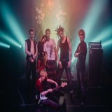 Фото со съёмок сериала &laquo;Король и Шут&raquo; от Кинопоиска   &laquo;Среди тех, кто пришел на съемки, много настоящих фанатов &bdquo;Короля и Шута&ldquo;, и поэтому моменты между дублями очень важны. Время тянется медленно, все стоят и ждут, акте