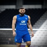 Touch&eacute; au quadriceps de la cuisse gauche, Karim @Benzema est contraint de renoncer &agrave; participer au Mondial.  Toute l&rsquo;&eacute;quipe partage la tristesse de Karim et lui souhaite un prompt r&eacute;tablissement   #FiersdetreBleus