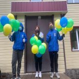 Единороссы Наро-Фоминского городского округа поздравляют юных жителей с Днем защиты детей и вручают воздушные шары и открытки  #Подмосковье #ЕдинаяРоссия #ЕРДети