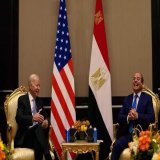 - عزيـز مصـر الرئيس #السيسي مع الرئيس الأمريكي "جو بايدن" بـ شرم الشيخ ..  "حد يعرف الريس بيضحك ليه!! ولا عشان #محدش_نزل !!" ..