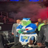Jared Anderson with the holiday entrance #LopezMartin