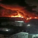 На складах во Владивостоке мощный пожар  Огонь распространился более чем на 1000 кв. метров. По данным СМИ, на мете ЧП работают спасатели. Информации о пострадавших нет.