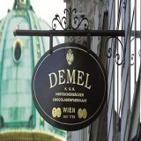 ウィーン、トルテが自慢のカフェ『デメル』　1857年に菓子職人クリストフ・デメルが引き継ぎ、1874年には王室御用達K＆Kの称号を受けました。皇妃 #エリザベート もお忍びでしばしば訪れたカフェ\u266a 公式サイト&rArr; オーストリアのホテル：