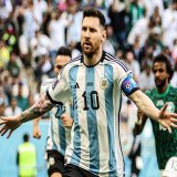 サッカーＷ杯でアルゼンチン対サウジアラビア戦見てるが、注目のリオネル・メッシ、実は自転車好きでサッカー好きゲラント・トーマスと写真撮ったり、イネオスがチームスカイ時代にメッシにドグマと名前入り(LEO10)ジャージを贈呈。サッカー選手で自転車好きは多い。#FIFAWorldCup #FIFAワールドカップ