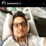 Голливудский актер Джереми Реннер поделился селфи с больничной койки после несчастного случая, произошедшего во время уборки снега. "Соколиный глаз" поблагодарил фанатов за поддержку - чуть более чем за час его пост собрал свыше 2 млн лайков.