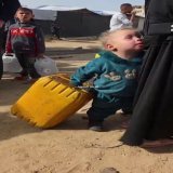 Süregelen insani sıkıntıları yansıtan bir sahnede, bir çocuk saatlerce annesinin yanında su bidonuyla su dağıtım hattında sırasını bekliyor. Gazzeyi Gör #SeeGaza