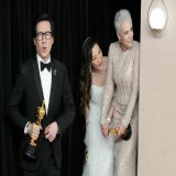 キー・ホイ・クァンの後ろでイチャつくミシェル・ヨーとジェイミー・リー・カーティス。青春感溢れすぎてて、もはや笑ってしまう