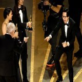 まさに博士とショーティ！ ハリソン・フォードとキー・ホイ・クァンが受賞の喜びをわかち合う姿が愛おしい、というかもはや感動的すぎて涙腺崩壊