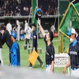 侍ジャパン&times;日本ハム（東京ドーム）  引退する #杉谷拳士 内野手の打撃練習に西武のウグイス嬢・鈴木あずささんが異例の登場で&ldquo;惜別イジリ&rdquo;を披露  杉谷も練習後には鈴木さんに笑顔で挨拶し、最後の&ldquo;コラボ&rdquo;となりました  #侍ジャパン #日本ハム