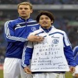 マヌエル・ノイアー(ドイツ代表)、内田篤人  東日本大地震後に行われた試合で、2人でサポーターの前へ向かい、日本へのメッセージ付きシャツを披露 試合前、内田は勝ったらシャツを見せるとノイアーに打ち明けたところ「俺が勝たせるから」と宣言。逆転弾のアシストはノイアーのキックからだった。