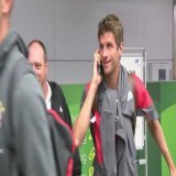 トーマス・ミュラー(ドイツ代表)  記者からの取材を回避するために、パスポートを耳にあて、満面の笑みを浮かべながら自身のパスポートに忙しなく喋りかけたことで、まるで電話中であるかのようにし、取材から回避することに成功した。