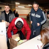Eski futbolcularımızdan Aykut Er&ccedil;etin de Nef Stadyumu&rsquo;nda bulunan yardım merkezimize gelerek &ccedil;alışmalara destek verdi.   Yarın sabah 09.00 itibarıyla afet b&ouml;lgesindeki vatandaşlarımıza yardımlarınızı bekliyoruz.