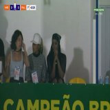 Em relacionamento com Yuri Lima, cantora Iza vai a Mirassol x Palmeiras. Volante defende o time do interior #ge
