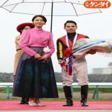 長澤まさみさんファンの方々へ。 本日、阪神競馬場にプレゼンターとしてご来場されていました。 ピンクのお召し物であることを知っていれば&hellip;&hellip;。 #長澤まさみ  #阪神競馬場 #エリザベス女王杯 #Ｃ・デムーロ
