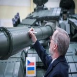 &laquo;Хоробрим захисникам України&raquo;: прем'єр-міністр Чехії залишив побажання на модернізованому танку Т-72  Бойова машина відбуває до українських захисників у рамках воєнної підтримки, написав Петр Фіала у Twitter:  - Вірю, що українці переможу