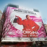 Sabemos que a @georginagio le encanta coleccionar bolsos pero ahora, para celebrar el lanzamiento de #SoyGeorgina, los REGALA. Y van a estar hechos del material de esta lona. &iquest;Quieres uno? \u2b07\ufe0f1. Comparte una foto de la lona con el has