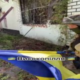 Raising a Ukrainian flag in liberated Vysokopillya, Kherson region.  I cannot even imagine how proud and happy and at the same time exhausted this soldier must be.  Glory to our Defenders!   : bo my hunta